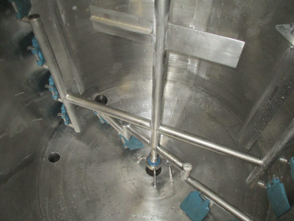 Scraper agitator inside kettle vessel
